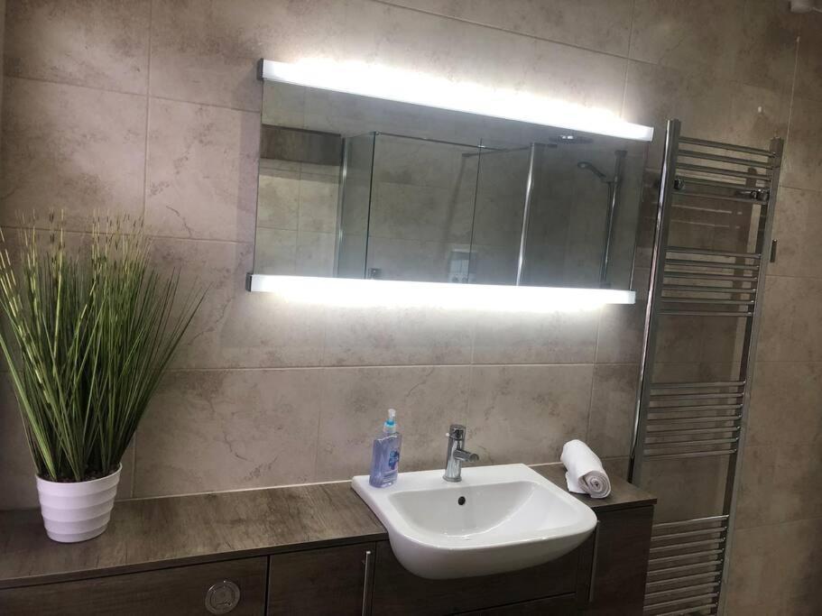 29 Comfort House 2 Bedroom Townhouse With Parking 斯肯索普 外观 照片