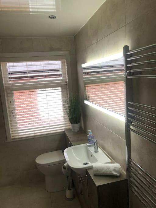 29 Comfort House 2 Bedroom Townhouse With Parking 斯肯索普 外观 照片