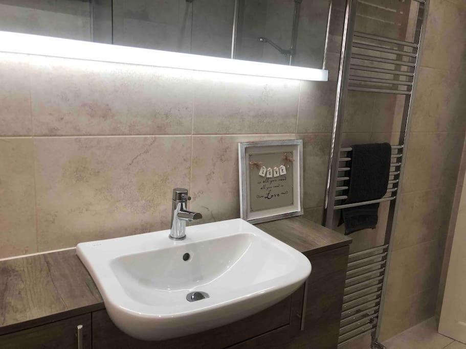 29 Comfort House 2 Bedroom Townhouse With Parking 斯肯索普 外观 照片
